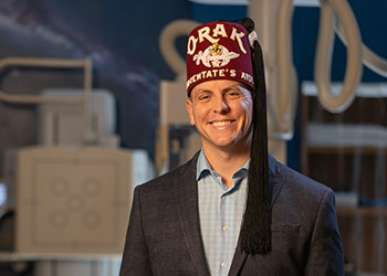 Shriner sonriendo con su fez