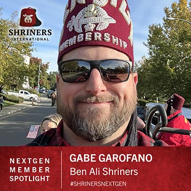 Gabe  Garofano  mit  Fez,  Ben  Ali  Shriners,  #ShrinersNextGen,  Shriners  International  Logo,  NextGen  Mitglied  im  Fokus