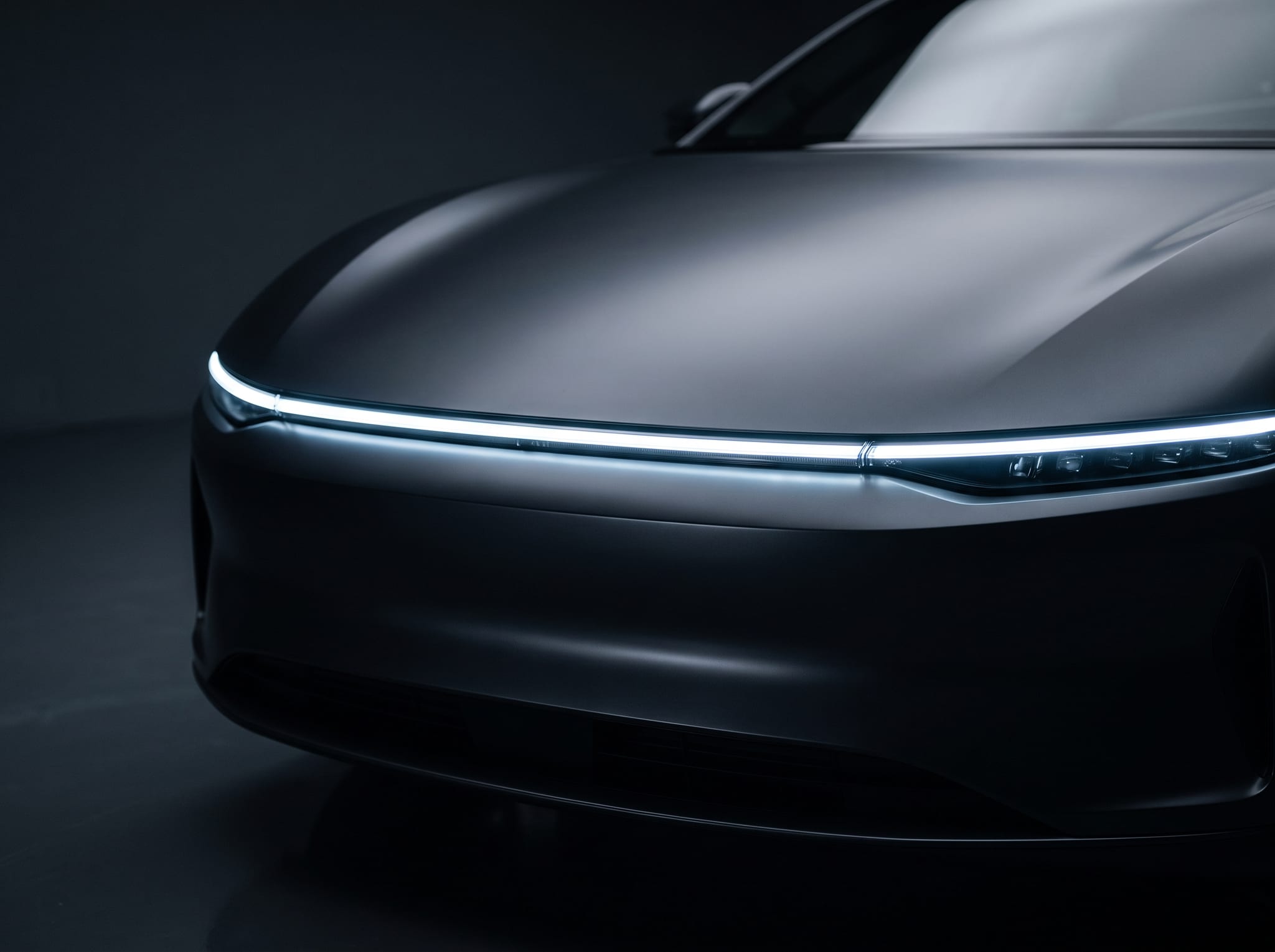 VELARO Aero signature full-width front light-bar detail