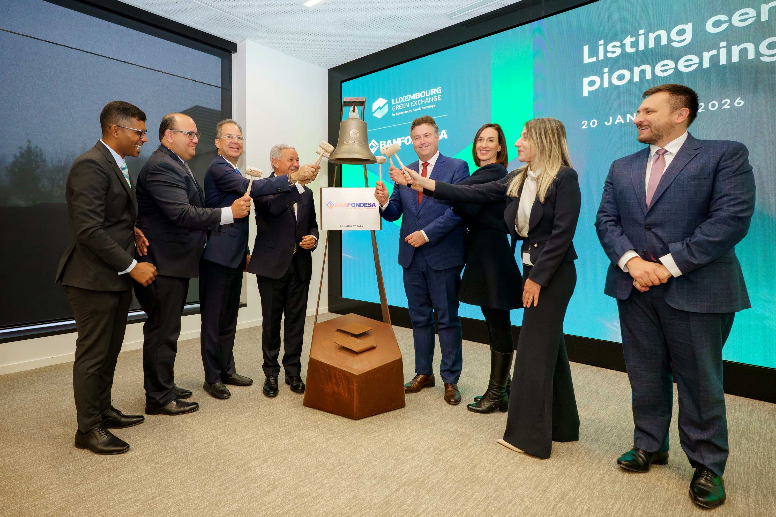 Picture of the Banfondesa ring the bell ceremony celebrating the first sustainability bond to LuxSE