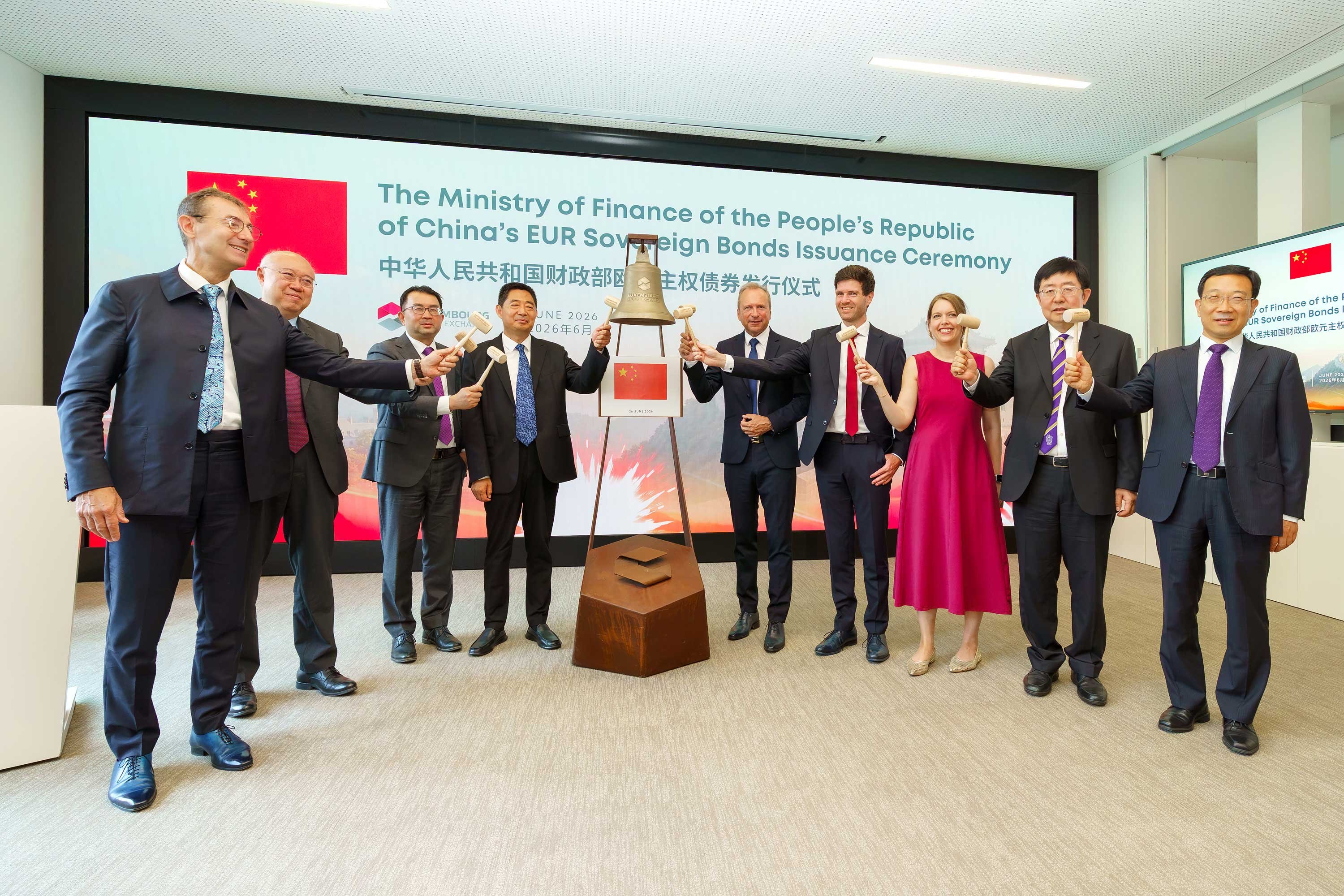 Picture of the Ring the bell celebrating the new EUR-denominated sovereign bonds issuance from People's Republic of China on LuxSE