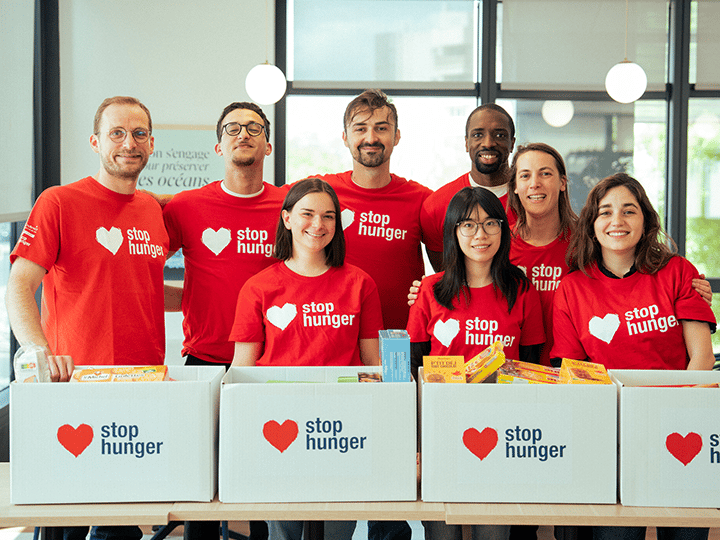 stop-hunger-sodexo-volunteers-during-food-drive-supporting-local-food-banks