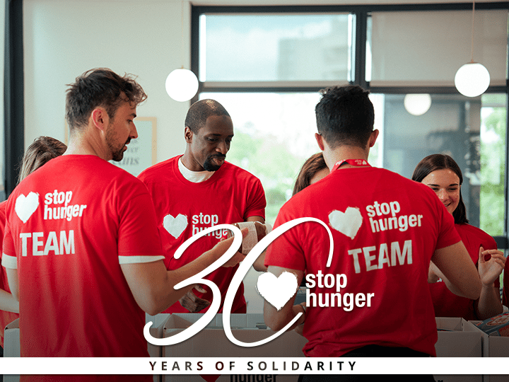 Stop-Hunger-Volunteers-during-food-drive