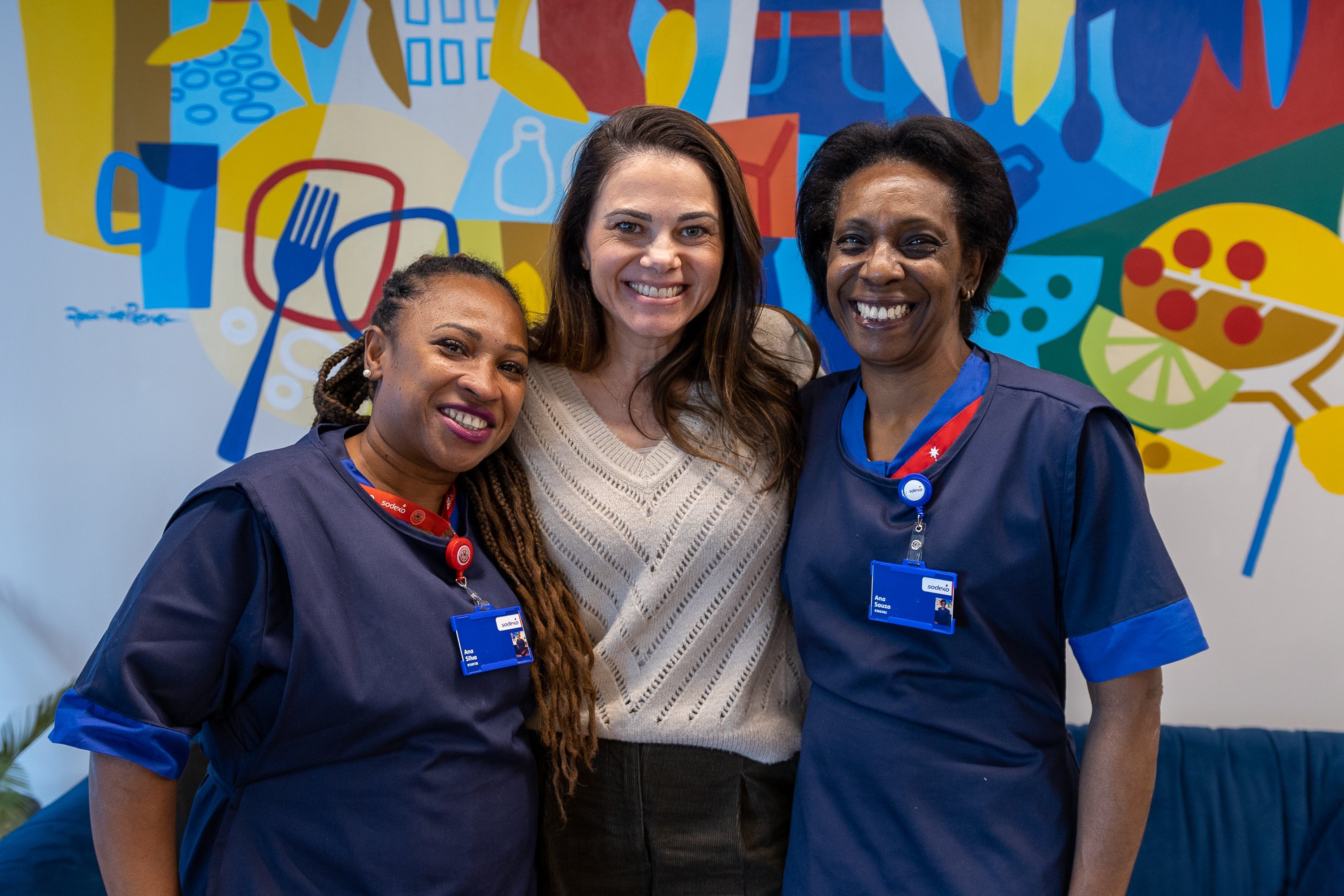 pessoas se abraçam sorrindo