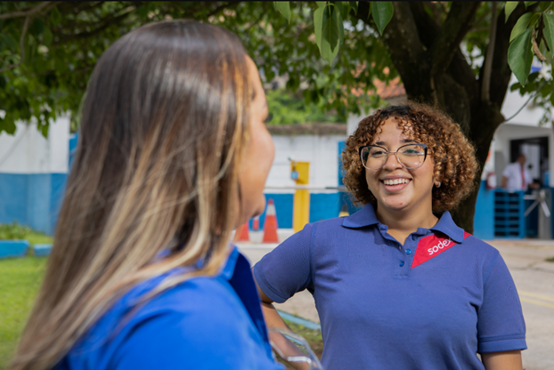 Duas colaboradoras da Sodexo sorrindo e interagindo