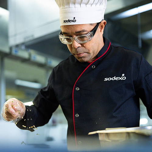 card-chef-preparando-comida-sodexo