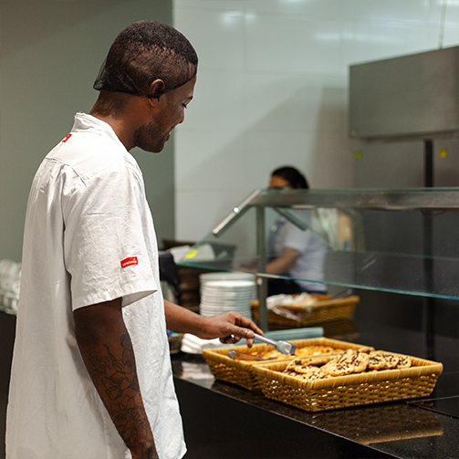 colaboradoras Sodexo arrumando o buffet de alimentação