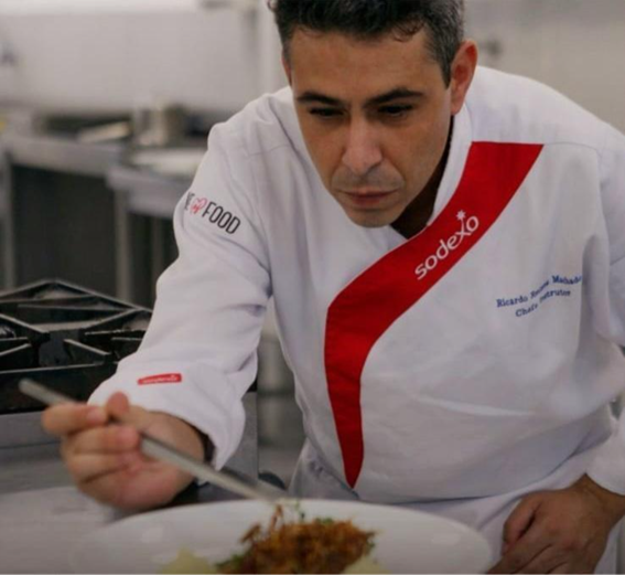 Ricardo Machado trabalhando e montando o prato para a final de 2023