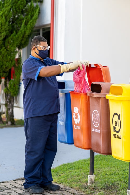 colaborador sodexo realiza a coleta seletiva
