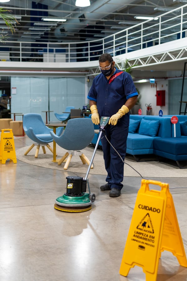 colaborador sodexo higieniza o piso do escritório com máquina que reduz a utilização de água