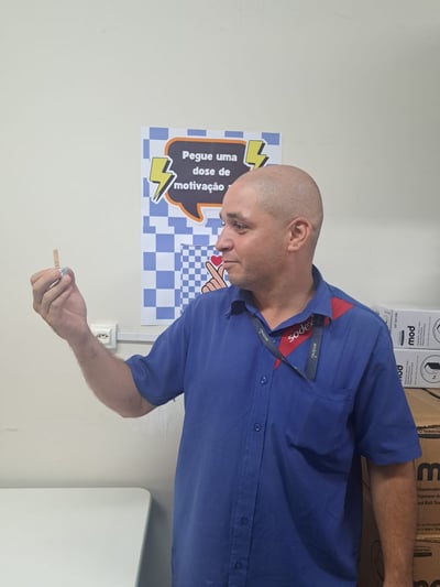 Tiago com instrumentos diários de trabalho