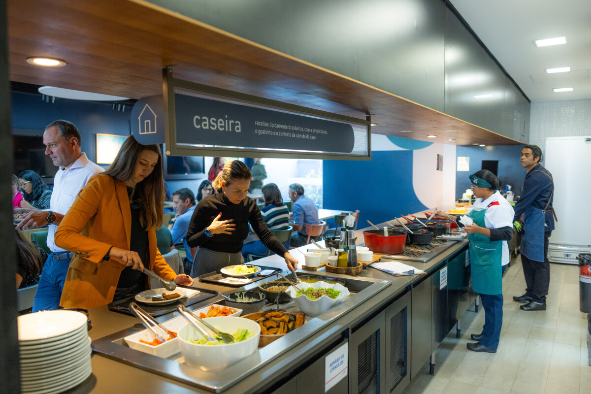 Pessoas se servem em buffet de restaurante corporativo comandado pela Sodexo