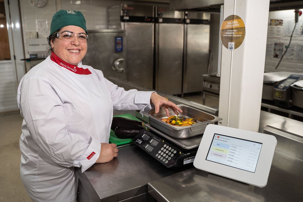 funcionaria-sodexo-pesando-alimentos-na-balança
