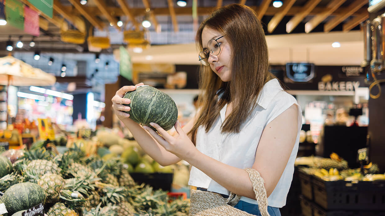 woman grocery shopping