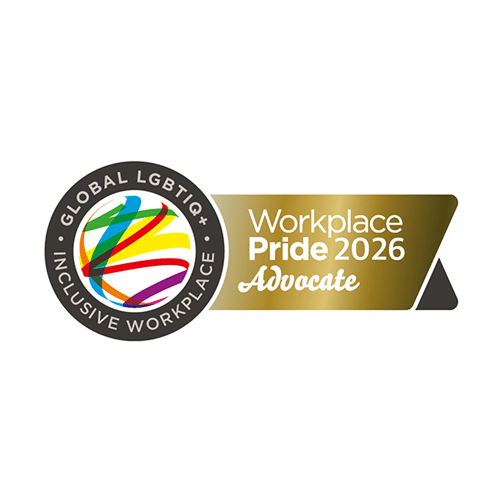 Insigne mondial de milieu de travail inclusif LGBTQ+ avec ruban arc-en-ciel et bannière dorée « Défenseur de la Fierté au travail 2026 ».