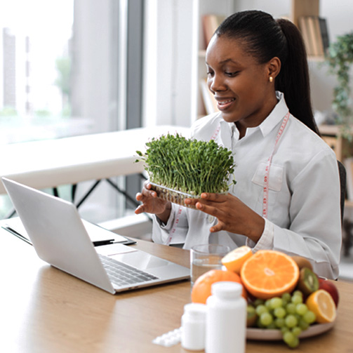 Black woman doctor nutritionist in front of a laptop