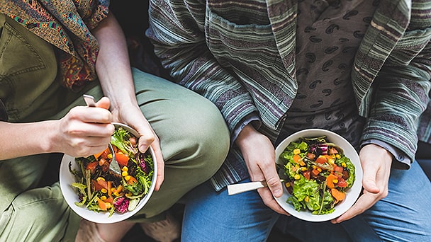 two people eating healthy 