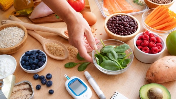 Assortment of diabetes-friendly foods such as leafy vegetables, fresh berries and whole grains.