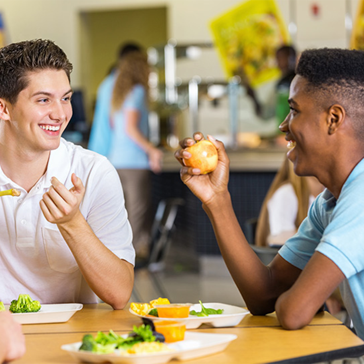 high-school-students-eating