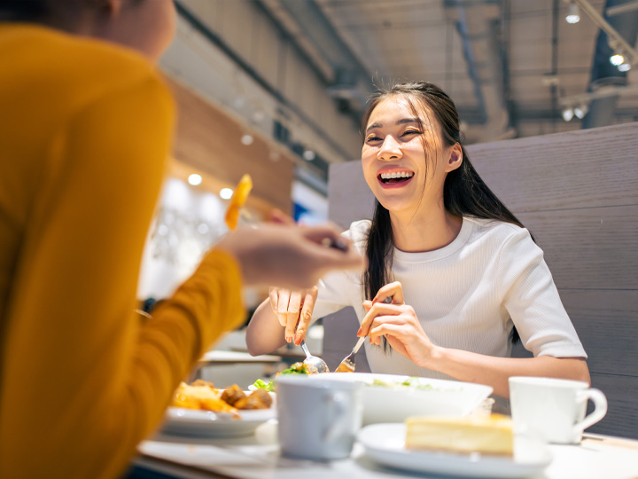 smiling-students-eating-retail