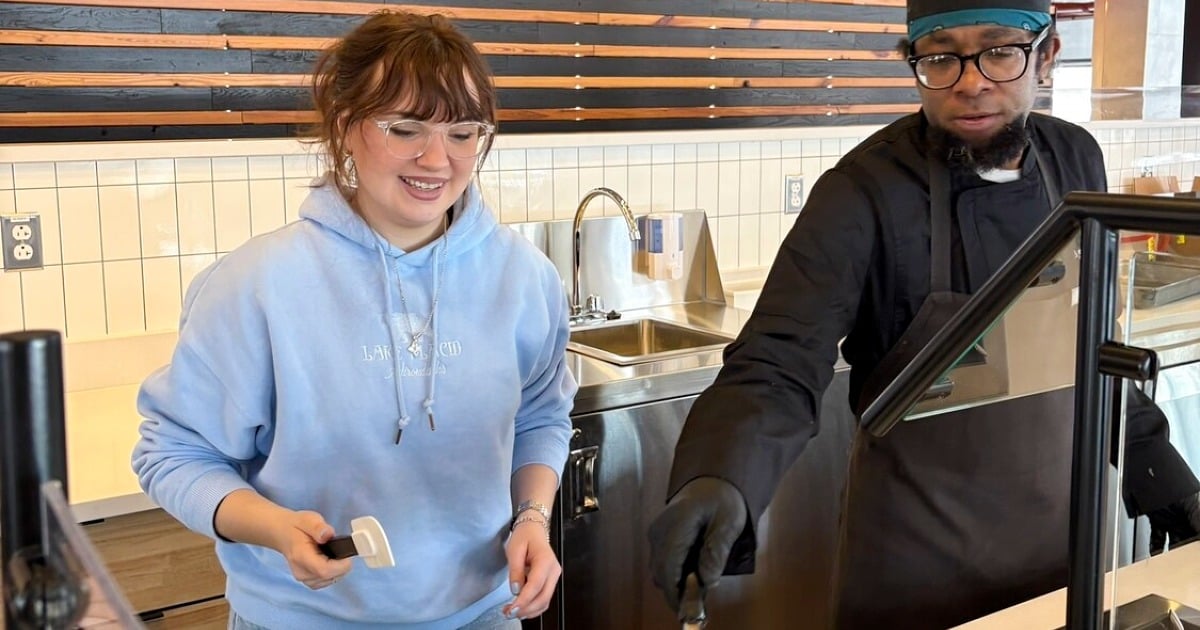 A cook helps a student at the SUNY Plattsburgh UCook station.