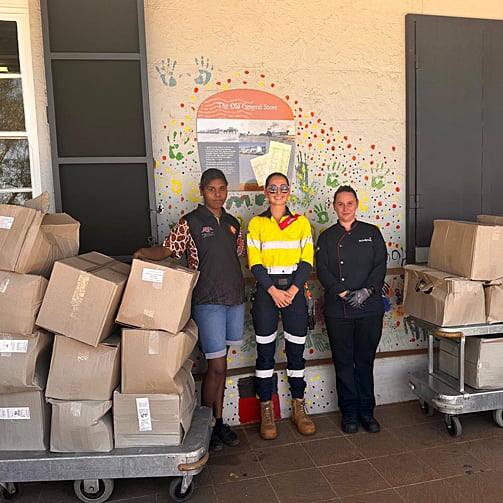 sodexo-staff-with-local-aboriginal-people-recieve-consignments