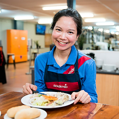 sodexo-employee-eating-with-smile