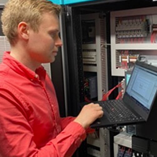 sodexo-employee-operate-energy-management-system