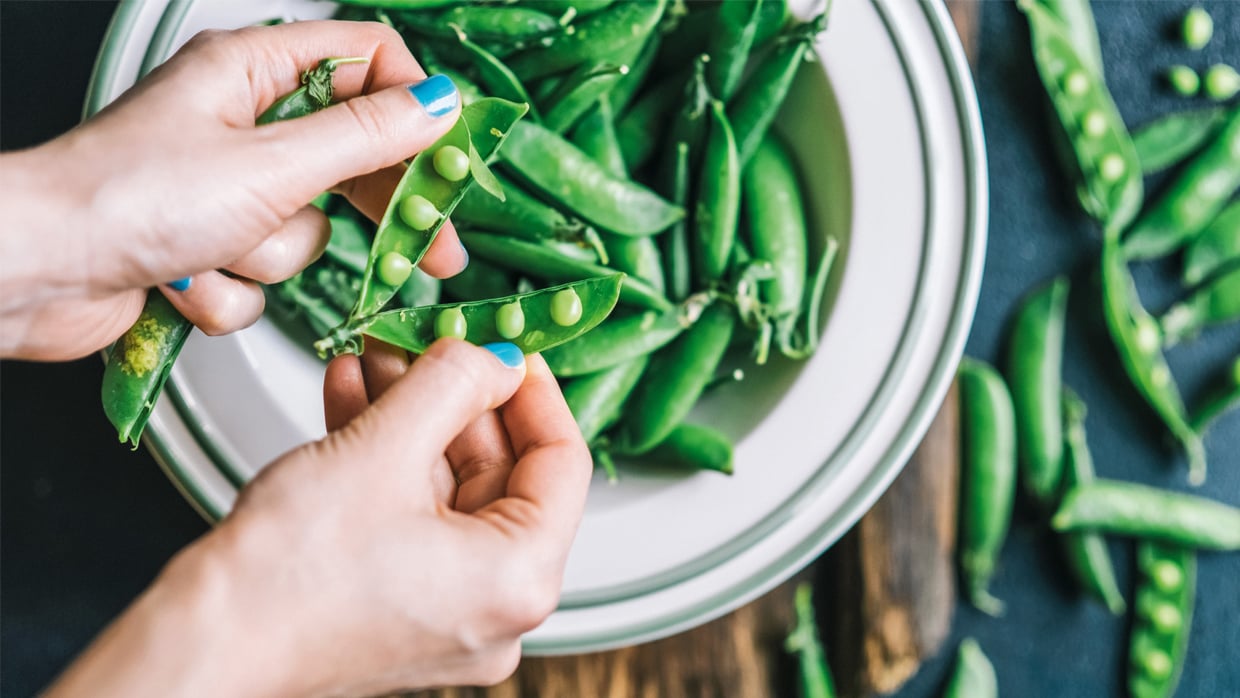 fresh-organic-green-peas-sustainable-food-preparation