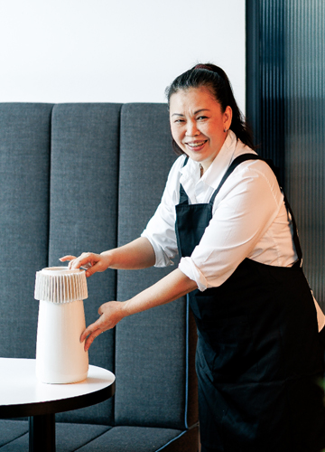 sodexo-employee-put-kettle-on-the-table