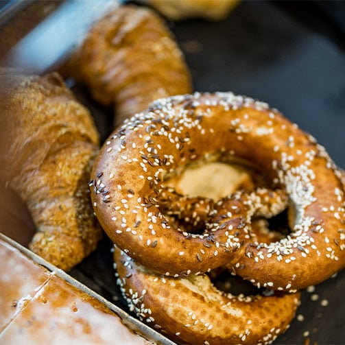 Knusprig frische Laugenbrezel mit Sesam bestreut.