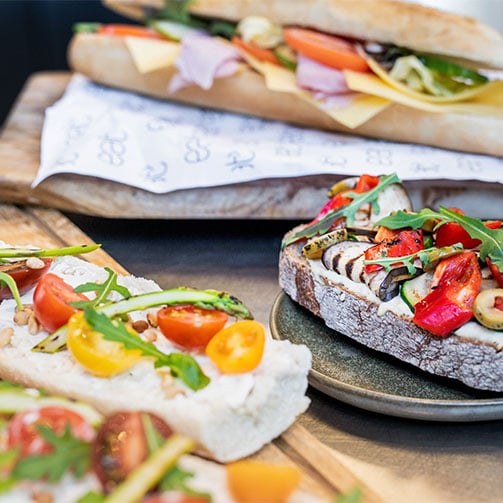 Mediterran belegte Brote und Sandwiches mit frischen Cocktailtomaten.