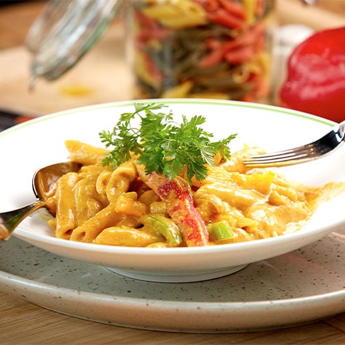 Ein Teller mit frisch zubereiteter Pasta in Gemuesesauce.
