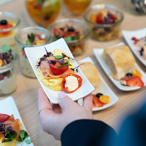 Buffettisch mit Antipast und kleinen Gerichten.