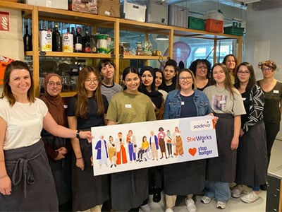 Diverse glueckliche Frauen unterschiedlichen Alters am Arbeitsplatz vereint zu Initiative She Works