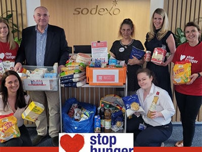 Sodexo Personal sammelt Lebensmittel und Hygieneartikel als Spende fuer Initiative Stop Hunger