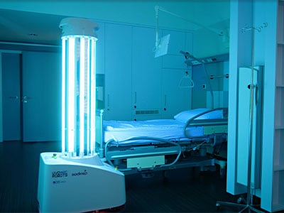 Zimmer mit Krankenbett durch Geraet mit UV-C-Licht optimal desinfiziert