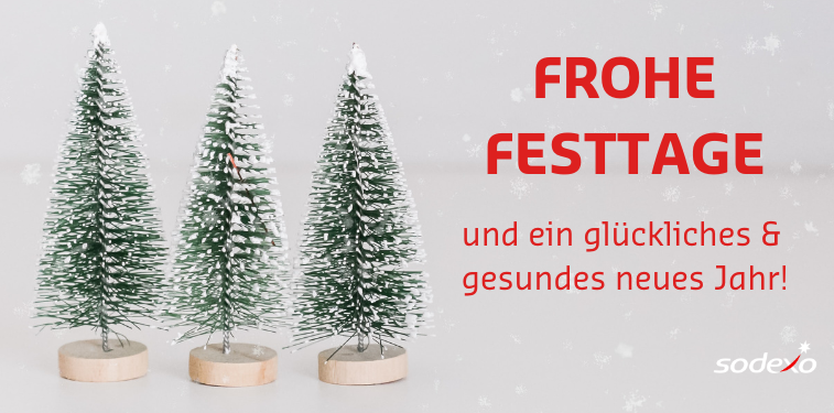 Miniaturtannenbaeume mit weihnachtlichen Gruessen