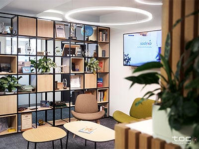 Gemuetliche Ecke mit Sitzgelegenheiten, Regal mit Pflanzen und Buechern als Trennwand