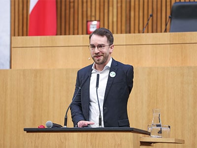 Einarmiger Paraschwimmer Andreas Onea spricht im Oesterreichischen Parlament.