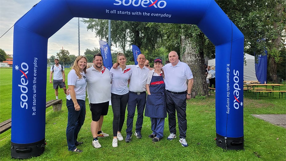 Team vereint unter Sodexo Zielbogen