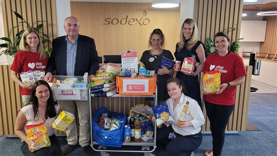 Sodexo Personal sammelt Lebensmittel und Hygieneartikel als Spende fuer Initiative Stop Hunger