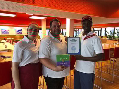 Mitarbeiter sind stolz auf Nachhaltigkeitschampion Auszeichnung im Betriebsrestaurant