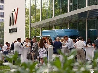 Viele Menschen bei Event vor Tuev Austria Gebaeude