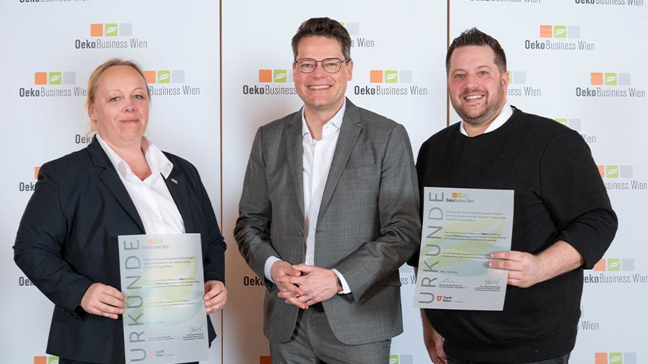Stolze Personen praesentieren Urkunden bei OekoBusiness Wien