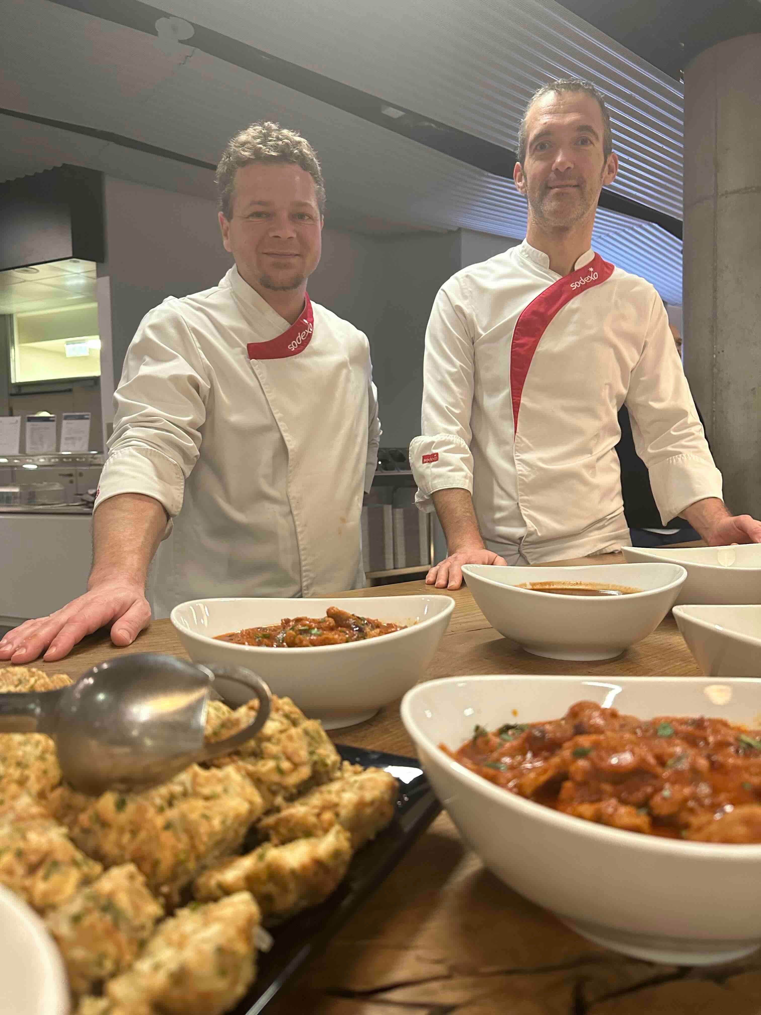 Sodexo Koeche praesentieren stolz frisches Gulasch mit Serviettenknoedeln.