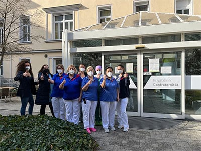 Mitarbeiterinnen vor Eingang zu Privatklinik Confraternitaet