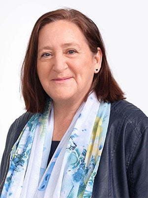 Freundliche Frau mit buntem Schal