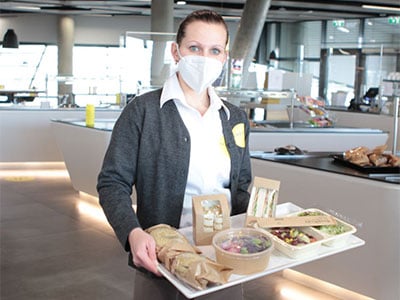 Frau mit Tablett mit gesunden Speisen