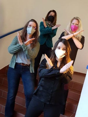 Vier Frauen demonstrieren X mit Haenden